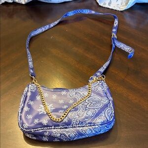 Elegant Blue Paisley Shoulder Bag with Gold Chain
